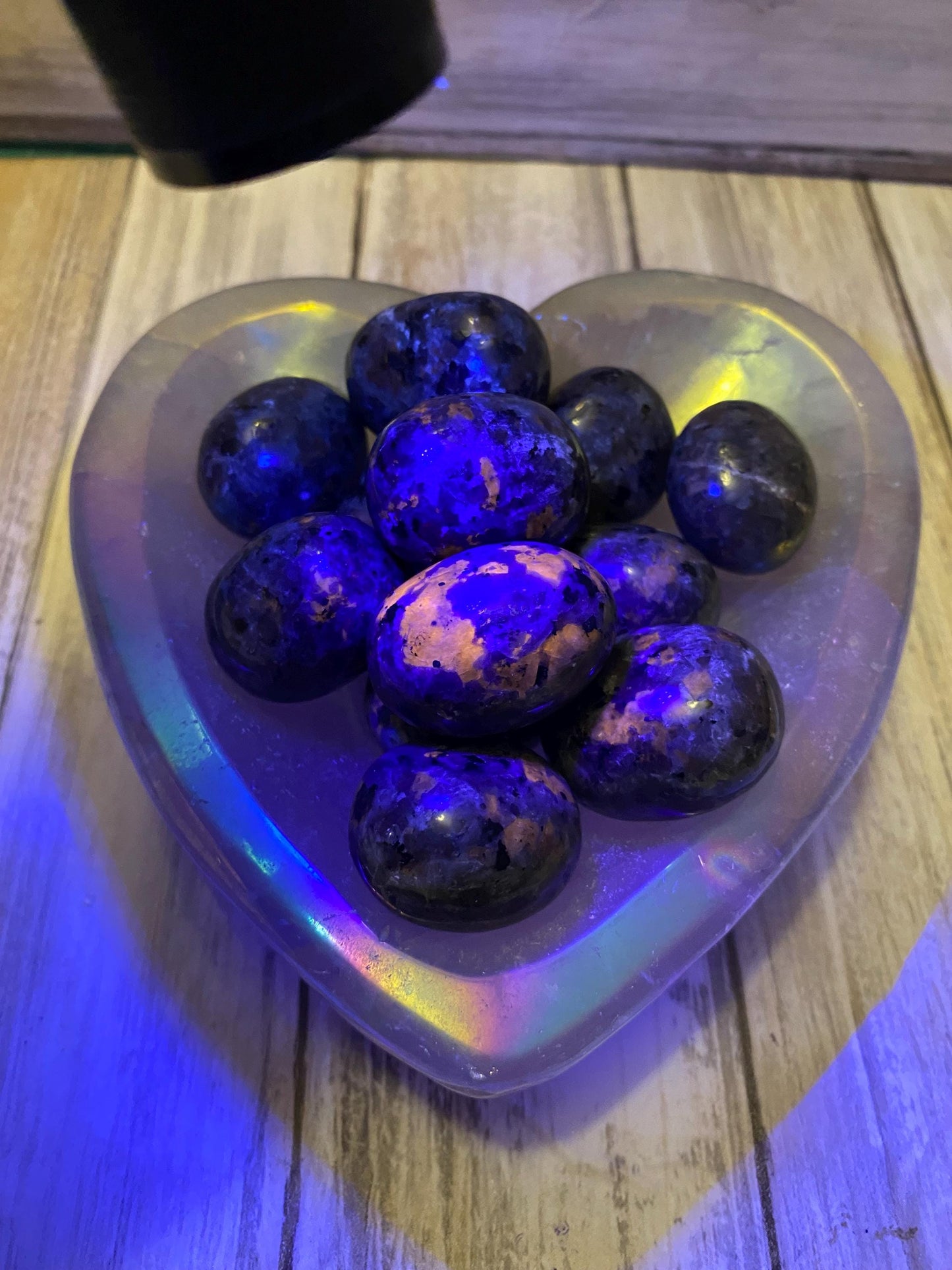 Yoperlite Tumble-Stones Flame Stone Crystal Fire Stone Tumble UV Reactive Sodalite Natural Polished Glowing Emberlite Rock Spiritual Gift