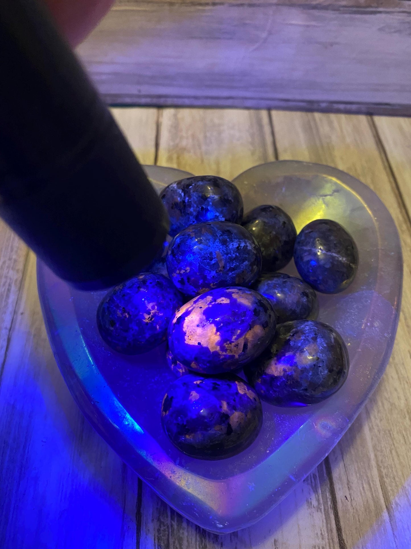 Yoperlite Tumble-Stones Flame Stone Crystal Fire Stone Tumble UV Reactive Sodalite Natural Polished Glowing Emberlite Rock Spiritual Gift