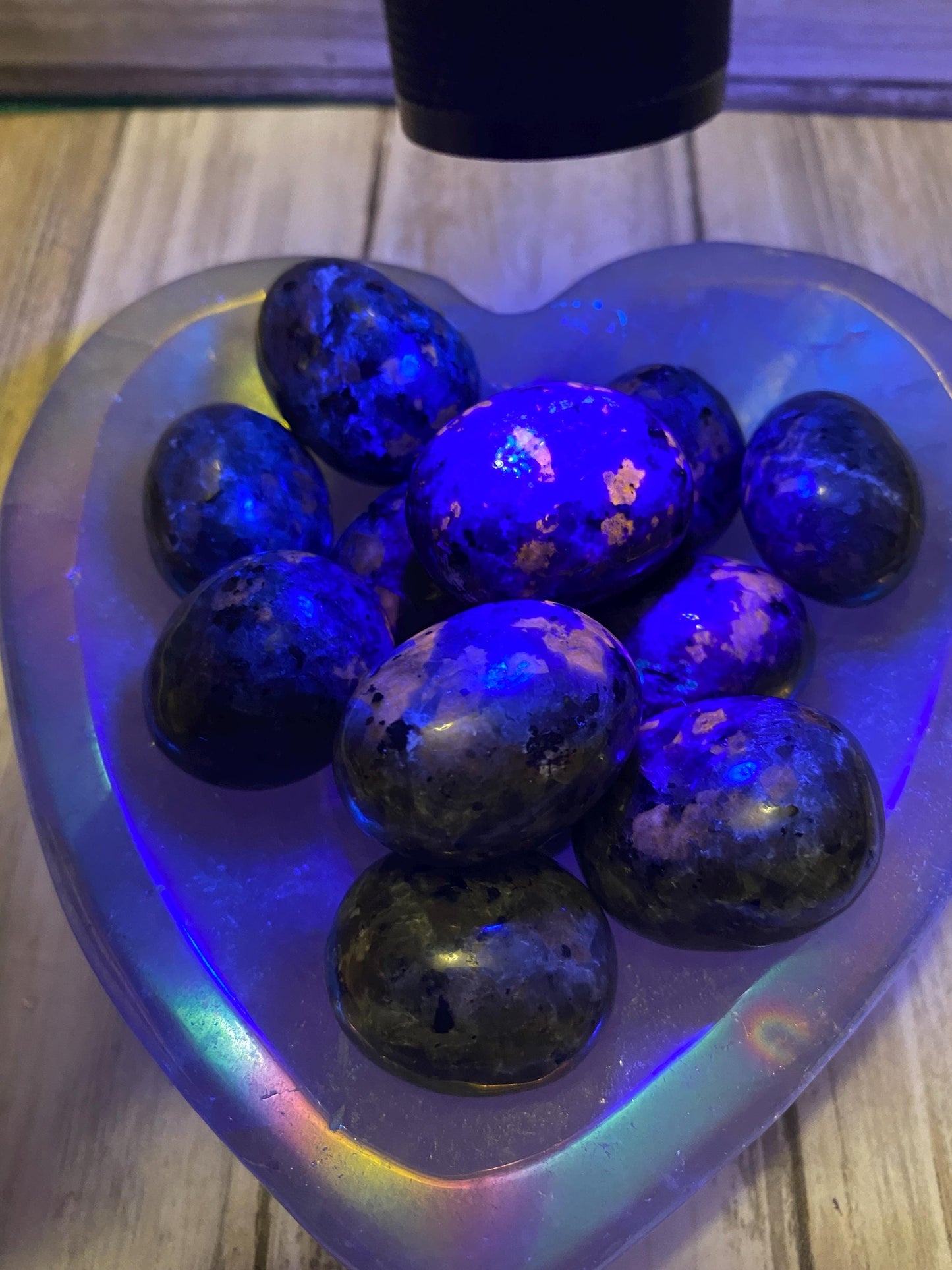 Yoperlite Tumble-Stones Flame Stone Crystal Fire Stone Tumble UV Reactive Sodalite Natural Polished Glowing Emberlite Rock Spiritual Gift
